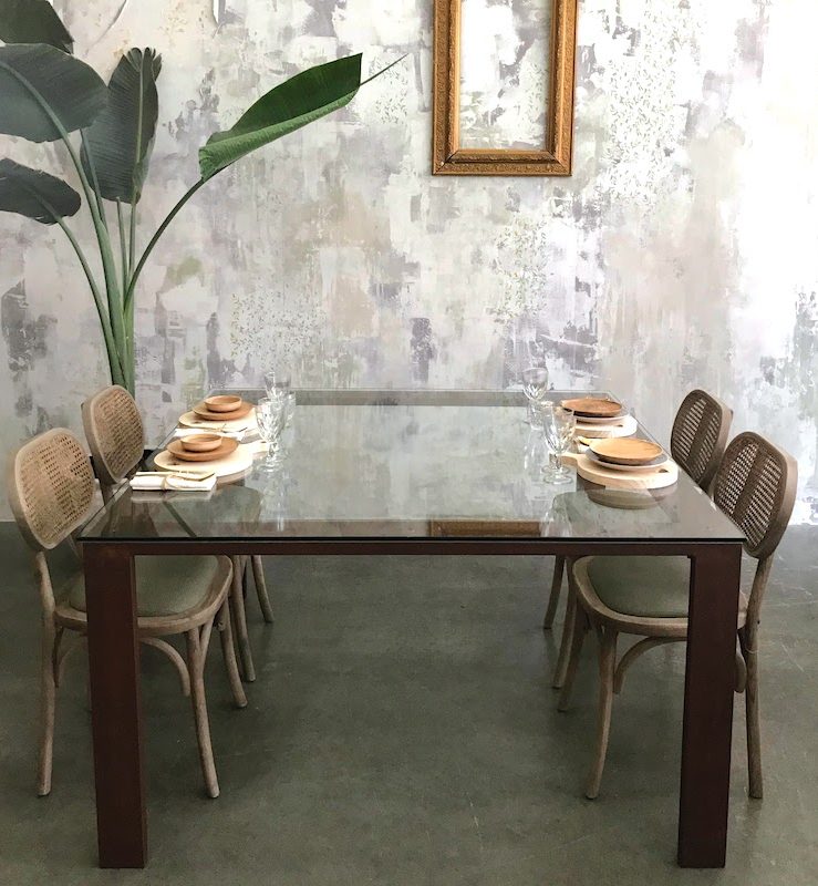 Mesa Donaire estructura hierro con pátina de óxido y tapa cristal