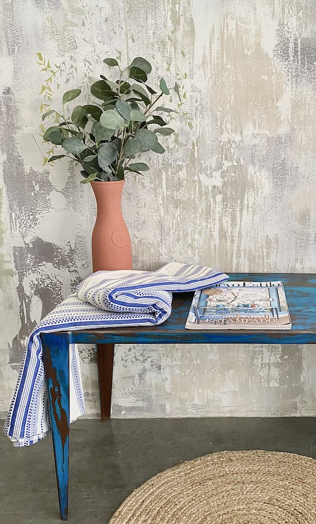 Banco de chapa plegada pátina azul_decorado detalle