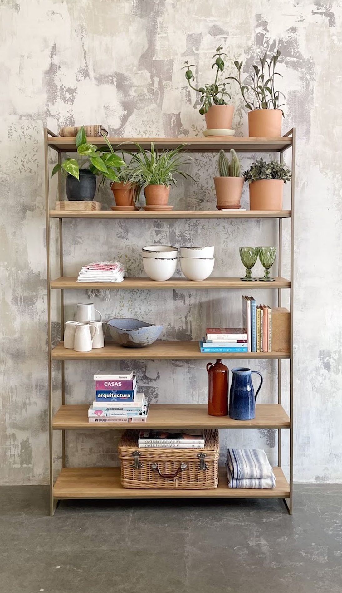 Estanteria ligera de hierro dorado y madera a medida