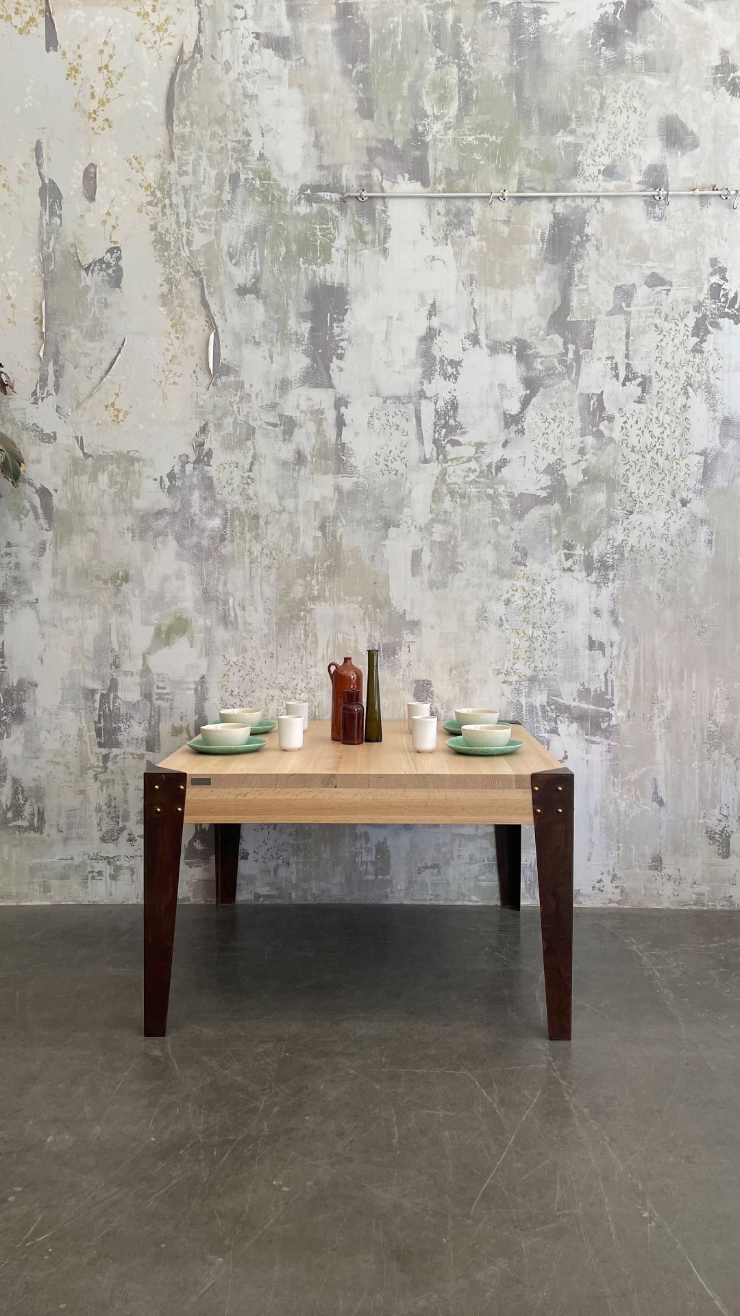 Mesa Perno Dorado: roble y patas de hierro