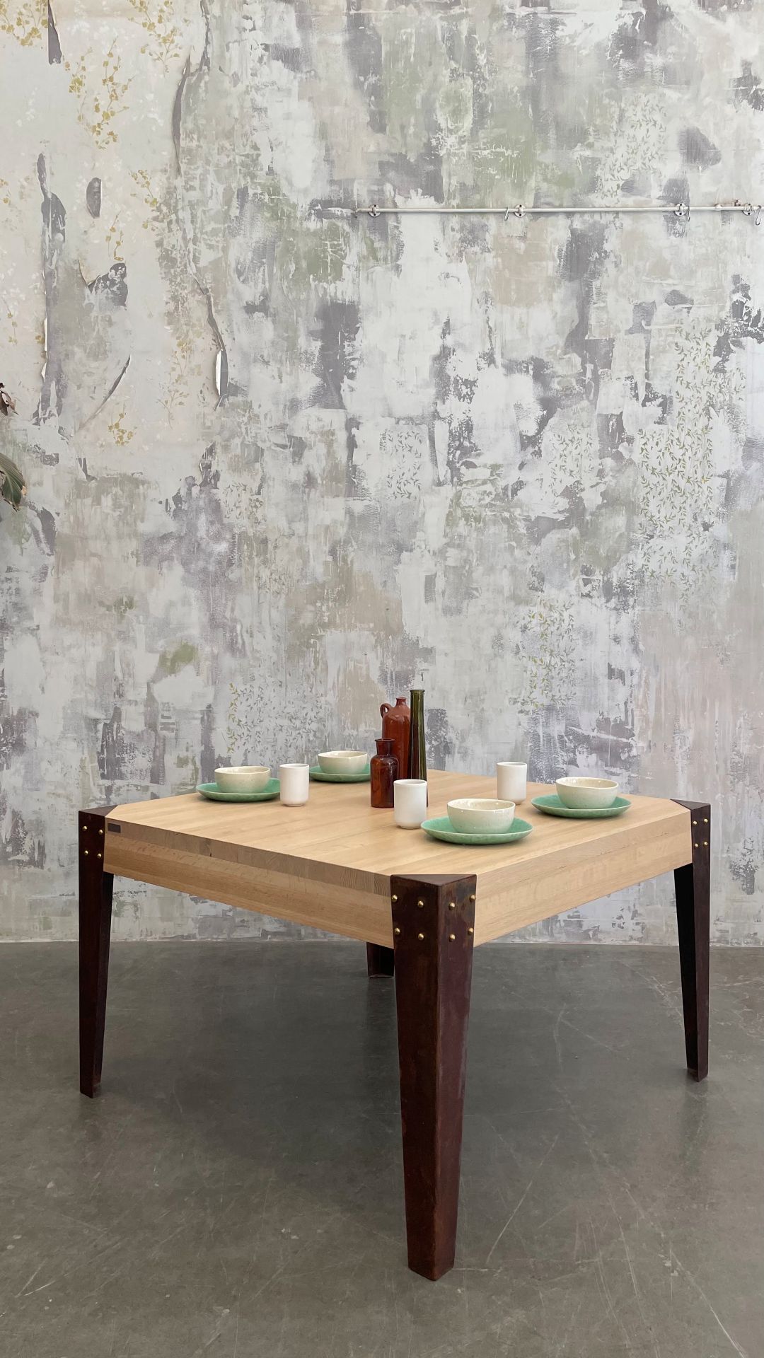 Mesa Perno Dorado: roble y patas de hierro